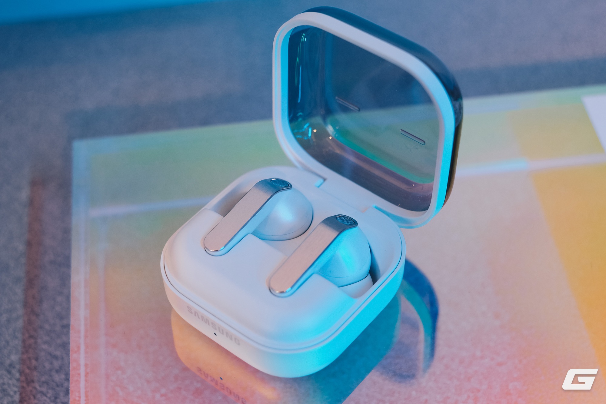 tren-tay-galaxy-buds4-series-khi-samsung-bo-chi-tiet-gay-tranh-cai-de-all-in-vao-chat-am